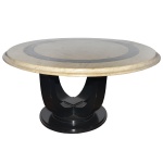 Elegante mesa de design contemporâneo, com belo tampo circular em mármore bege claro, ornamentado ao meio por faixa anelada preta e bordado por friso com largo degrau. Estrutura construída no formato de 2 U entrecruzados em X, apresentando 4 colunas retas e facetadas, abauladas na base e reunidas por pequeno adorno quadrangular. Base em rosácea com canelados superpostos. 82 x 155 cm. Este lote encontra-se na casa do comitente no Alto da Boa Vista, SP. A retirada deverá ser agendado previamente com o nosso escritório no telefone 11.5044.1228.