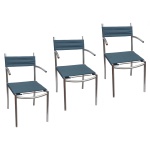 Conjunto de 3 cadeiras com estruturas retilíneas e tubulares em metal fosqueado, revestidas e reunidas por faixas em tecido azul, fixadas por molas nos versos. Encostos retangulares sustentando braços recurvos, apoiados em assentos com arqueados à frente. Pernas lisas acompanhando o estilo. 85 x 50 x 44 cm.