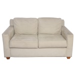 Sofá de 2 lugares com estrutura em madeira, Estofado em tecido de cor neura. 74 x 150 x 90 cm. Marcas de uso. Este lote encontra-se na casa do comitente no Alto da Boa Vista, SP. A retirada deverá ser agendado previamente com o nosso escritório no telefone 11.5044.1228.