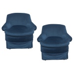 Par de poltronas de linhas arredondadas com estrutura em madeira. Estofado em tecido (veludo) azul noite. 75 x 85 x 60 cm. Marcas de uso. Este lote encontra-se na casa do comitente no Alto da Boa Vista, SP. A retirada deverá ser agendado previamente com o nosso escritório no telefone 11.5044.1228.