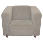 Poltrona de design moderno e robusto, caracterizada por braços largos e contínuo que se alinham a altura do encosto. Estofo em tecido texturizado cinza. 74 x 96 x 85 cm. Este lote encontra-se na casa do comitente no Alto da Boa Vista, SP. A retirada deverá ser agendado previamente com o nosso escritório no telefone 11.5044.1228.