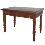 Escrivaninha em madeira lustrada e tampo retangular apoiado em 2 gavetas ladeadas. Pernas robusta e torneadas. Gavetas com puxadores em metal. 76 x 108 x 61 cm. Falta pingentes.