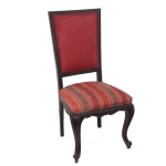 Cadeira estilo inglês, com encosto reto estofado em tecido vermelho, apoiado em assento levemente abaulado e realçado por forração listrada em várias cores. Saia ondulada, ornada por adornos vegetais, apoiada em pernas dianteiras curvilíneas com joelhos salientes. Pés recurvos com volutas sobre sapatas. 102 x 50 x 45 cm.