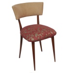 Cadeira Retrô, com estrutura em madeira lisa levemente recurva. Encosto arqueado revestido com fazenda de cor bege. Assento quadrangular, com quinas arredondadas, forrado em tecido com estilizações florais douradas sobre fundo vinho. Pernas retas e lisas, levemente afinadas. Modelo conhecido como Pé de Palito. Década de 1950-1960. 80 x 45 x 37 cm.