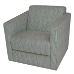 Poltrona compacta com estrutura robusta em madeira, caracterizada por braços largos e contínuo. Estofamento em tecido verde impermeável em tom de verde. 73 x 80 x 80 cm. Este lote encontra-se na casa do comitente no Alto da Boa Vista, SP. A retirada deverá ser agendado previamente com o nosso escritório no telefone 11.5044.1228.