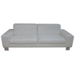 Sofá para três lugares de estilo contemporâneo. Linhas retas e pés baixos em metal. Estofamento em couro off whitte. 75 x 225 x 87 cm. Este lote encontra-se na casa do comitente no Alto da Boa Vista, SP. A retirada deverá ser agendado previamente com o nosso escritório no telefone 11.5044.1228.
