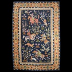 Tapete com cavalinhos medindo 175 x 120 cm.