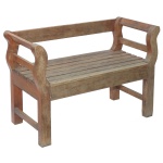 Banco rústico formato retangular em madeira maciça. Laterais vazadas e levemente arqueadas. Pernas retas unidas por travessas. 73 x 113 x 45 cm.