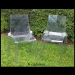 Conjunto composto por 6 cadeiras em acrílico transparente. Sinais de uso e do tempo. 87 x 52 x 43 cm.