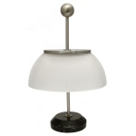 SERGIO MAZZA para Artemide  Luminária de mesa italiana modelo Alfa, projetada em 1959. Base em mármore preto, uma haste de metal niquelado e fosco e cúpula de cristal trabalhado. O cristal é estriado para evocar a aparência de tecido plissado, difundindo a luz de maneira suave e elegante, Considerada um marco histórico ela foi o primeiro produto a figurar no catálogo da Artemide no ano de sua fundação. 47 x 30 cm.