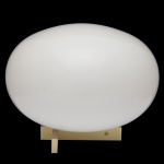 Alba Table Lamp projetada pela design Mariana Pellegrino Soto para a renomada marca italiana Oluce. Este modelo se destaca pelo seu design contemporâneo e minimalista apresentando um difusor de vidro soprado opala em formato de esfera levemente achatada, que repousa sobre uma base metálica retangular. 23 x 34 cm.