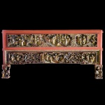 Séc. XIX - Painel chinês de formato retangular, construído com 2 partes superpostas, esculpidas e ornadas com cenas palacianas, reservas florais, figuras e frisos. Molduras em laca vermelha. Base formada por par de suportes, entalhados com personagens acompanhando o estilo. Verso laqueado preto. 44 x 90 cm.