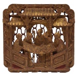 Séc. XVIII - Talha chinesa em madeira laqueada a ouro, para decorar portas de móveis, esculpida com 5 figuras de dignatários admirando uma pintura em rolo.Esta peça tem a rara particularidade de ter sido esculpida em 7 níveis de decoração com perspectivas superpostas. Por exemplo, o plano da frente, que é o primeiro nível é com o balcão e assim vai até o último plano no fundo da talha.Nota-se também que o verso da peça é decorado com motivos geométricos repetidos.É do século XVIII, já que apresenta muitos detalhes finamente lavrados e uma composição bem mais complexa, tal por exemplo os 7 planos em perspectiva e o acabamento elegante do verso.As talhas deste tipo do século XIX, não apresentam detalhes tão finos nem tão pequenos e o verso não tem acabamento outro que uma camada de laca preta. 20 x 18 cm. 