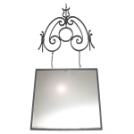 Espelho quadrangular de parede com moldura simples, sustentada por original suporte metálico lavrado com volutas. 142 x 76 cm (MT). 60 x 80 cm (espelho). 76 x 76 cm (ferragens).