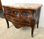 França Séc. XIX. Maravilhosa cômoda francesa com rica bronzeria e excepcional mármore europeu de época. Medidas aprox. 87 cm de altura, 116 cm de largura e 58 cm de profundidade.