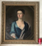 França. Séc. XVIII. Estupendo e importante quadro óleo sobre tela, excepcionalmente bem pintado. Qualidade de museu. Representando dama da aristocracia com suas vestes de época, rica paleta de cores, fatura erudita. Obra de fatura erudita. Medidas aprox.: 75 x 60 cm e com moldura 96 x 82 cm.