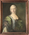 França Séc. XVIII. Portentosa obra óleo sobre tela representação de dama da alta aristocracia ricamente trajada portando magnífico conjunto de joias. Excepcional fatura e rica paleta de cores. Medidas aprox. 70 x 55 cm a tela.