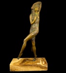 França séc. XIX/XX. JOE DESCOMPS (1869-1950). Graciosa escultura em bronze no estilo e época ART DECO representando jovem dançarina com linda base em mármore. Apresenta-se assinada na base. Medidas aprox. 37 cm de altura