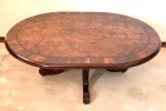 Linda e muito bem executada mesa de centro oval, provavelmente europeia construída de madeira nobre com plumas de radica. Oportunidade. Linda peça. Medidas aprox. 100 x 100 cm e 30 cm de altura.