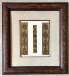 FAMÍLIA IMPERIAL BRASILEIRA. Brasil PRIMEIRO IMPÉRIO. O brasão apresenta ainda globo armilar com uma única faixa transversal. Conjunto autentico de época. Galões bordados com Brasão Imperial, raros de se encontrar, que guarneciam casaca do uniforme de grupo de elite das forças imperiais da época. Guarneciam os uniformes dos Arqueiros Imperiais. GUARDA IMPERIAL DOS ARQUEIROS foi a guarda cerimonial dos imperadores brasileiros desde o estabelecimento do Império em 1922 até o final em 1889. A guarda foi modelada segundo a Guarda Real Portuguesa dos Archeiros. Esse grupo de elite era a proteção do monarca e familiares, inclusive acompanharam D. João VI na vinda ao Brasil. Em 1822 D. Pedro I, inspirado na Guarda Real Portuguesa criou a Guarda imperial do Arqueiros. Medidas dos fragmentos da esquerda para a direita 28 x 6 cm; 24 x 3 cm e 28 x 6 cm. Medida total da obra 73 x 56 cm. 