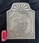 Casa Imperial Brasileira. Placa de ferro espessurada a prata com adornos e recortes. Apresenta reserva central com as Armas do Império do Brasil. Século XIX. Reproduzida catálogo LEILÃO IMPERIAL 200 ANOS -Escritório de Arte Miguel Salles. Medidas aprox. 49 x 39 cm.