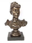 CASA IMPERIAL BRASILEIRA. Rodolfo Bernardelli. PRINCESA ISABEL DO BRASIL. Magnífica escultura em bronze representando S.A.I. Princesa Isabel. Obra assinada. Medidas aprox. com sua base 30 cm de altura, 19 cm de largura e 12 cm de profundidade.