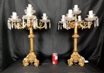 Par de grandes e importantes CANDELABROS COM BRASÕES DO IMPÉRIO em bronze para 5 luzes apresentam seus antigos pingentes e bobeches de alta qualidade, provavelmente BACCARAT. Medidas aprox. de cada: 70 cm de largura e 46 cm de largura.