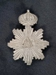 Casa Imperial Brasileira. Séc. XIX. Broche em prata. Imperial Irmandade de Nossa Senhora do Carmo. Reproduzido em catálogo de grande LEILÃO IMPERIAL 200 ANOS - Escritório de Arte Miguel Salles ocorrido em São Paulo nas datas 20, 21 e 22 de Setembro de 2022. Aprox. 7,5 x 5,5 cm.