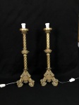 Par tocheiros em bronze com BRASÃO IMPERIAL. Apresentam base tripoide com trabalhos em relevo e coluna retorcida. Medidas aprox. 63 cm e altura.