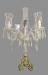 Grande e importante CANDELABRO COM BRASÕES DO IMPÉRIO para 5 luzes, em cristal BACCARAT com quatro braços recurvos, com contas e pingentes. Base triangular em BRONZE ricamente trabalhado e apresentando em cada face Brasão do Império. Apresenta ainda pés com representação de animais fantásticos. Fuste, braços, pingentes e correntes em cristal ricamente trabalhado, provavelmente montagem posterior. Magnífica peça.  Medidas aprox. 85 cm de altura e 60 cm de largura.