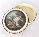 Poseira procedente do Acervo da Família Imperial Brasileira. Adornada com filetes de cascos de tartaruga, linda pintura sobre marfim retratando `La Toilette De Vênus`. Segundo registros gráficos de D. Esperança de Bourbon e Bragança de proceder do serviço de toilette do Palácio de Versailles conforme certificado emitido por D. Pedro Carlos de Orleans e Bragança. Reproduzida em catálogo de grande LEILÃO IMPERIAL 200 ANOS - Escritório de Arte Miguel Salles ocorrido em São Paulo nas datas 20, 21 e 22 de Setembro de 2022. Medidas 10,2 x 3,3 cm.