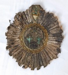 Família Imperial Brasileira. Importante emblema bordado com fios de prata as três Ordens: Ordem de Cristo, Ordem de Santiago e Ordem de Avis e encimado por Coração Flamejante. Reproduzido em catálogo de grande LEILÃO IMPERIAL 200 ANOS - Escritório de Arte Miguel Salles ocorrido em São Paulo nas datas 20, 21 e 22 de Setembro de 2022. Aprox. 17 x 15 cm.