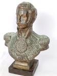 Brasil séc. XIX. Primorosa escultura em BRONZE representando D. Pedro I rica em detalhes. Apresenta placa com inscrição `D. PEDRO DE ORLEANS E BRAGANÇA– D. PEDRO I – FUNDADOR DO IMPÉRIO BRASILEIRO`. Medidas aprox. 22 cm de altura.