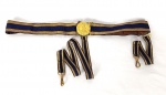 Antigo Cinto Talim em tecido de seda zul com faixas douradas e fivela em metal dourado decorada com uma âncora encimada por uma estrela de 5 pontas dentro da coroa de louros. Pertenceu ao Exmo. Senhor Frederico Pinheiro chagas, Oficial da Armada Portuguesa.