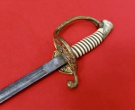 Brasil início séc. XX. Antiga espada com seu punho em marfim com seu pomo todo trabalhado e com Emblema da Marinha do Brasil, guarda com emblema da marinha, apresenta dobradiça e acessório com lindo pingente trabalhado. Apresenta lâmina reta com desenhos e inscrições. No ricaço da lâmina apresenta marca `EBERLE`. Medidas aprox.: total 94 cm, lâmina 79 cm.