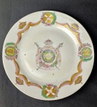 D. Pedro I - Raríssimo prato circular em porcelana Companhia das Índias pertencente ao Serviço da Independência do Brasil. Rica policromia e realçada a ouro. A peça integraria um serviço oferecido ao Imperador D. Pedro I por um grupo de patriotas em 1823. Restaurado. Referências bibliográficas à pág. 105 e 106 do livro "Louça da Aristocracia no Brasil", por Jenny Dreyfus. Medidas aprox. 23,5 cm.