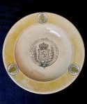 Casa Imperial Brasileira. Corpo Policial do Rio de Janeiro. Prato fundo de louça com três reservas circulares com Brasão Imperial ao centro, circundado por uma jarreteira com a legenda `Corpo Policial da Província do Rio de Janeiro - Niterói 1º de março de 1888`. Reproduzido à página 228 do livro `Louça da Aristocracia no Brasil`, por Jenny Dreyfus, e à página 521 da obra `O Brasil e a Cerâmica Antiga`, de Eldino da Fonseca Brancante. No reverso, marca Anthony Shaw & Sons. Reproduzido em catálogo de grande LEILÃO IMPERIAL 200 ANOS - Escritório de Arte Miguel Salles ocorrido em São Paulo nas datas 20, 21 e 22 de Setembro de 2022. Aprox. 24 cm.