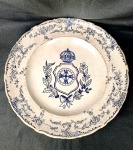 Casa Imperial Brasileira. Importante e raro medalhão em porcelana inglesa. Período transição do Primeiro para o Segundo Reinado. Apresenta as Armas do Império do Brasil ao centro na tonalidade azul. Apresenta marca ao fundo. Reproduzido em catálogo de grande LEILÃO IMPERIAL 200 ANOS - Escritório de Arte Miguel Salles ocorrido em São Paulo nas datas 20, 21 e 22 de Setembro de 2022. Aprox. 37,7 cm de diâmetro.