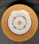 Casa Imperial Brasileira. Louça da Casa Reinante. D. Leopoldina. Muito raro prato que atribuímos tratar-se de exemplar acessório do serviço de porcelana de D. Leopoldina. De acordo com Jenny Dreyfus, trata-se de porcelana de Paris, da manufatura de Mme. La Duchesse d`Angoulême, no Boulevard Poissonnière. Pasta dura. Século XIX. Embora nenhum prato conhecido deste serviço apresente marca (como o presente exemplar), graças a uma fruteira conservada no Museu Histórico Nacional foi possível identificar a manufatura que o produziu. Exemplar do serviço está reproduzido no livro O Brasil e a Cerâmica Antiga, de Eldino da Fonseca Brancante, na página 600, figura 565. Reproduzido em catálogo de grande LEILÃO IMPERIAL 200 ANOS - Escritório de Arte Miguel Salles ocorrido em São Paulo nas datas 20, 21 e 22 de Setembro de 2022. Aprox. 22 cm.