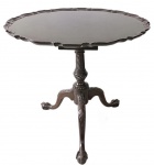 Inglaterra séc. XVIII. Raríssima mesa CHIPPENDALE de qualidade de museu, construída em madeira nobre, pés de garra, de excepcional qualidade raríssima de encontrar de tamanha importância no Brasil. Acompanha documento de aquisição de importantíssimo antiquário de Nova York onde consta a datação da peça circa 1765. Oportunidade. Medidas aprox. 72 cm de altura e 75 cm de diâmetro.