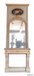 França Séc. XIX. Palaciano e autêntico console com seu espelho. Apresenta policromia original, linda douração. O espelho é encimado por linda pintura. Apresenta maravilhoso mármore europeu na tonalidade verde que necessita um restauro. Medidas totais aprox. 328 cm de altura total; altura só do console 101 cm, 115 cm de largura e 25 cm de profundidade; altura só do espelho 227 cm. 