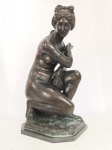 França Séc. XIX/XX. Primorosa ESCULTURA EM BRONZE de ALTÍSSIMA QUALIDADE representando a deusa Vênus em sua famosa representação. A escultura apresenta ainda linda base em mármore europeu. Assinatura no bronze não identificada.  Peça extremamente chic e decorativa. Medidas aprox. 65 cm de altura, e sua base 37 x 32 cm.
