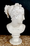 França Séc. XIX. Muito importante e palaciano busto feminino em mármore de altíssima qualidade representando dama. Obra de rara beleza, extremamente decorativa. Peça para acervo. Base circular e altura aprox. 56 cm.