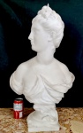 Jean-Antoine Houdon. França Séc. XVIII. Muito importante e palaciano BUSTO feminino em MÁRMORE assinado e de altíssima qualidade representando dama. Obra de rara beleza, extremamente decorativa. Peça para acervo. Atribuída. Ex-coleção José Ermírio de Moraes. Medidas aprox. 65 cm de altura, 42 cm de largura e a base 17 x 16 cm.
