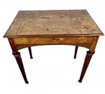 EMILE GALLÉ. França Séc. XIX/XX. Raríssima e muito importante mesa AUTÊNTICA,DE ÉPOCA,  construída em madeira nobre com rico trabalho fitomorfico em marqueterie. Magistral execução e excepcional qualidade. Apresenta-se apoiada sobre quatro pernas caneladas com gracioso movimento que dá característica ART NOVEAU  a peça. Essa excepcional peça além da decoração do tampo, apresenta também trabalho em marqueterie nas laterais e na parte frontal onde encontra-se gaveta com sua chave original. Apresenta-se assinada no csd de seu tampo `Galle`. Peça única para coleção. Medidas aprox.: 80 cm de altura, 80 cm de largura e 54 cm de profundidade.