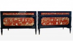 Europa Séc. XIX. MAISON GIROUX. Monumental e magnífico par de cômodas construídas em carvalho com riquíssimo trabalho dito chinoiserie em laca preta. Apresenta ainda monumental trabalho de cenas de cotidiano com pintura à ouro sobre fundo em laca vermelha, apresentando diversos personagem e cenas em marfim de altíssima qualidade. Apresenta ainda belos tampos de mármore com bordas recortadas e marca da Maison em ambas a peças. Riquíssimas peças, raras de encontrar, extremamente decorativas e chic. Medidas aprox. 87 cm de altura, 126 cm de largura e 54 cm de profundidade.