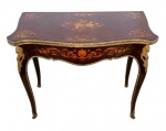 França Séc. XIX. Lindo CONSOLE reversível para MESA DE JOGO em madeira nobre e rica bronzeria. Apresenta fino trabalho de marcheterie. Necessita restauro no forro da mesa de jogo. Medidas aprox. 78 cm de altura, fechada: 91 cm de largura e 46 cm de profundidade e aberta 88 cm de largura e 91 cm de profundidade.