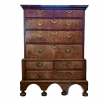 Inglaterra Séc. XVIII. Circa 1710. Belíssima e rara cômoda alta `Queen Anne`, ou cômoda dupla inglesa em madeira nobre. Móvel adquirido no leilão da Christies, European Works of Art, Decorative Objects, Carpets and Furniture, realizado em 4 de fevereiro de 1998. Apresenta variados tamanhos de gavetas em marqueterie filetadas formando um conjunto maravilhoso. Possui sua base em larga saia recortada em grandes arcos arrematados em pés de bolacha. Apresenta ainda seus puxadores e frentes de chave em bronze de alta qualidade. Peça em muito bom estado de conservação em função de sua extensa antiguidade. Item muito raro de encontrar no Brasil. Acompanha catálogo. Medidas aprox. 140 cm de altura, 100 cm de largura e 52 cm de profundidade.