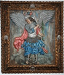 América Espanhola Séc. XIX. Grande e imponente obra com maravilhosa representação de ARCANJO esculpido em madeira e com sua rica POLICROMIA de época. Apresenta maravilhosos acabamentos em  prata de teor não identificado, ASAS, ELMO, ARMADURA, ESPADAS E BOTAS batida, repuxada e cinzelada. Excepcional trabalho com riqueza de detalhes. Riquíssimo panejamento e maravilhosamente moldurado. Obra magnífica. Item difícil de encontrar. Medidas aprox. 106 x 90 cm e com moldura 140 x 125 cm.