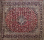 Irã/Pérsia. Grande e maravilhoso TAPETE KASHAN com medalhão central no tom predominante e lindíssima decoração floral. Medidas aprox. 4,72 x 3,50 m totalizando 16,55 m².